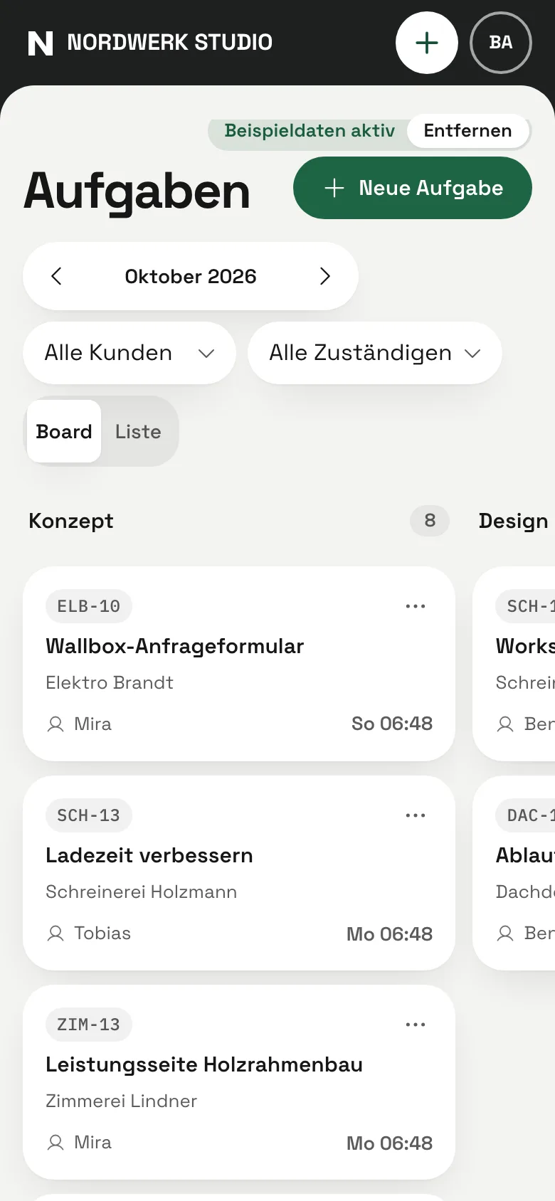 Aufgaben-Board im Oktober: die Aufgaben aller Kunden in Spalten von Konzept bis Live.